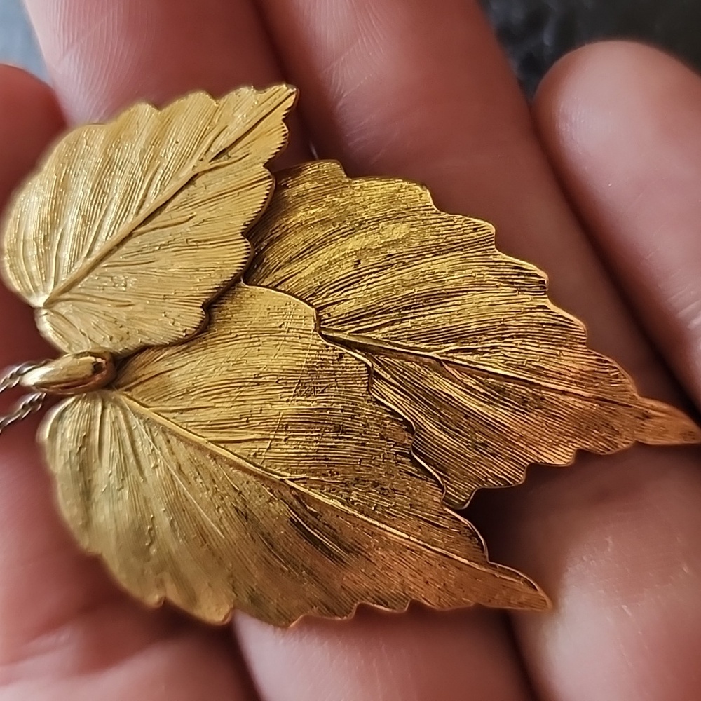 VTG Trifari Gold Leaf Pendant Necklace
